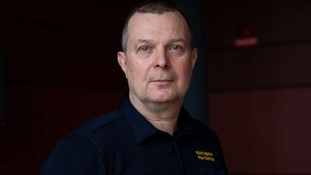 Peter Backman, räddningschef på Bergslagens räddningstjänst förklarar vad civilplikten innebär för räddningstjänsten. Arkivbild. 