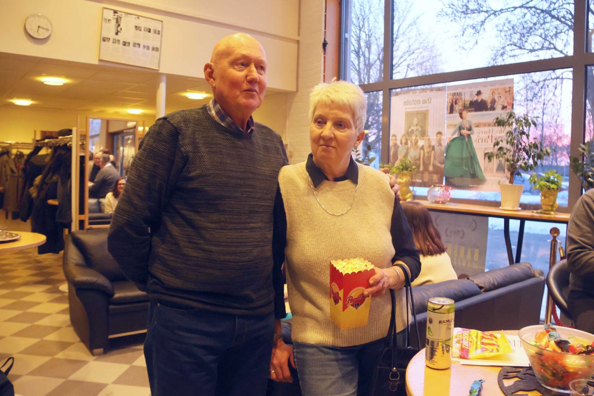 Lars Justusson och Margareta Blomsten från Bäckefors var några av besökarna som väntat på att det skulle bli filmfestival igen.