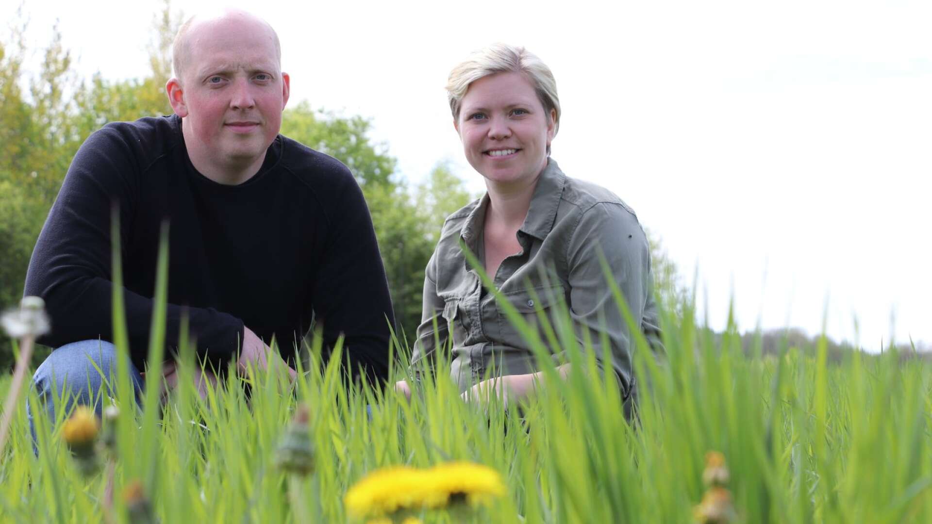 Niklas och Petra Strömberg driver sedan sju år lantbruk i Älvsbacka. Det är ett arbetskrävande liv som samtidigt kompenseras av en frihet att arbeta åt sig själv.