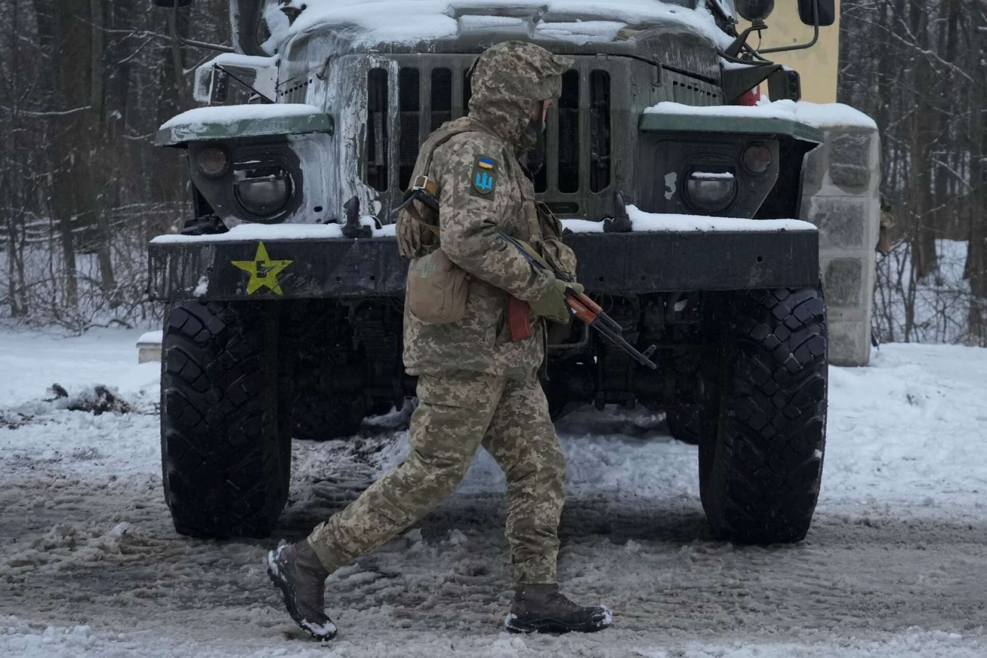 En ukrainsk soldat går i Charkiv. 
