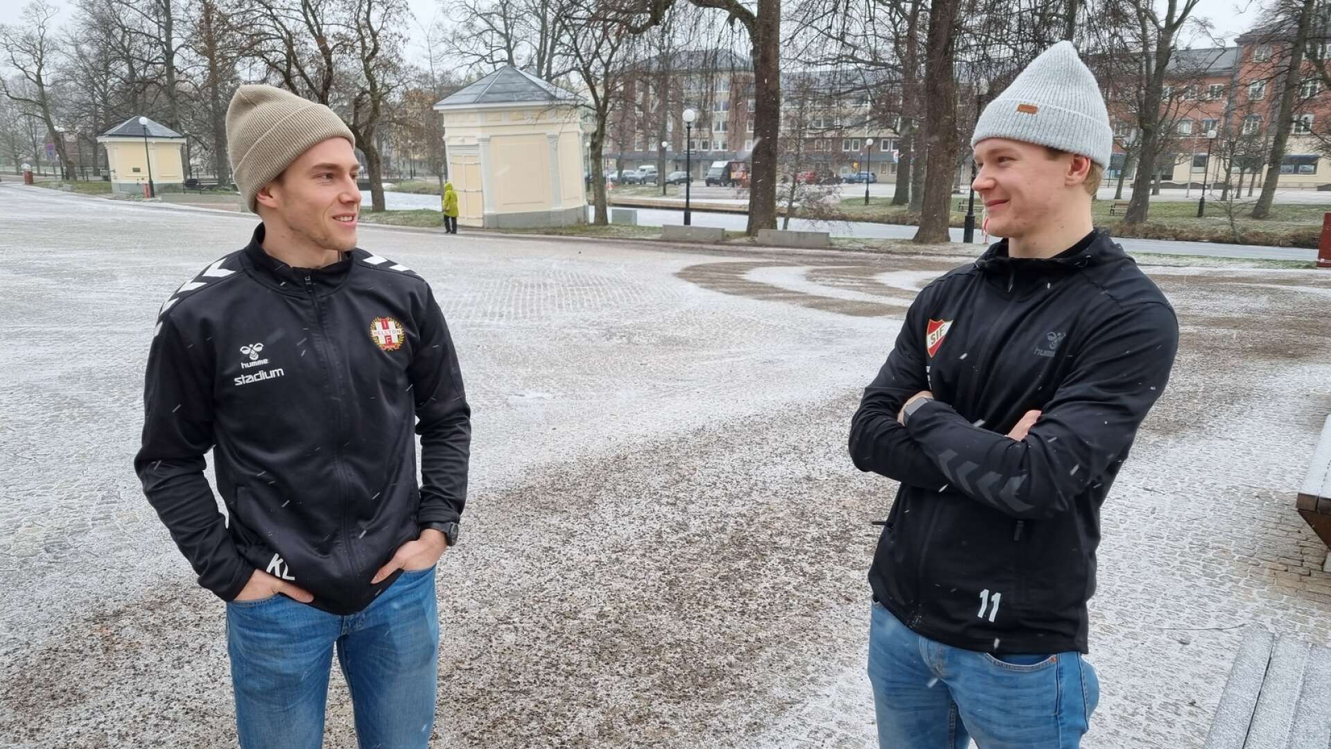 Kasper och Fabian Wallouch Lindholm gick olika handbollsgymnasium och har fortsatt att spela på olika håll. Nu är de i Hellton respektive Skånela.