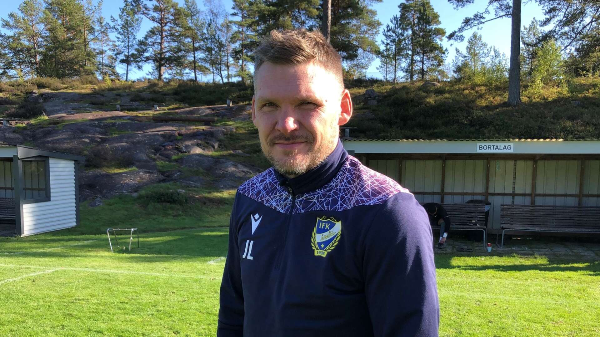 Johan Leandersson följde kvalet till division 3 i mobilen i lördags. Men Melleruds IF:s misslyckande blev också IFK Åmåls misslyckande. Åmålskamraterna flyttas ner till division 5.