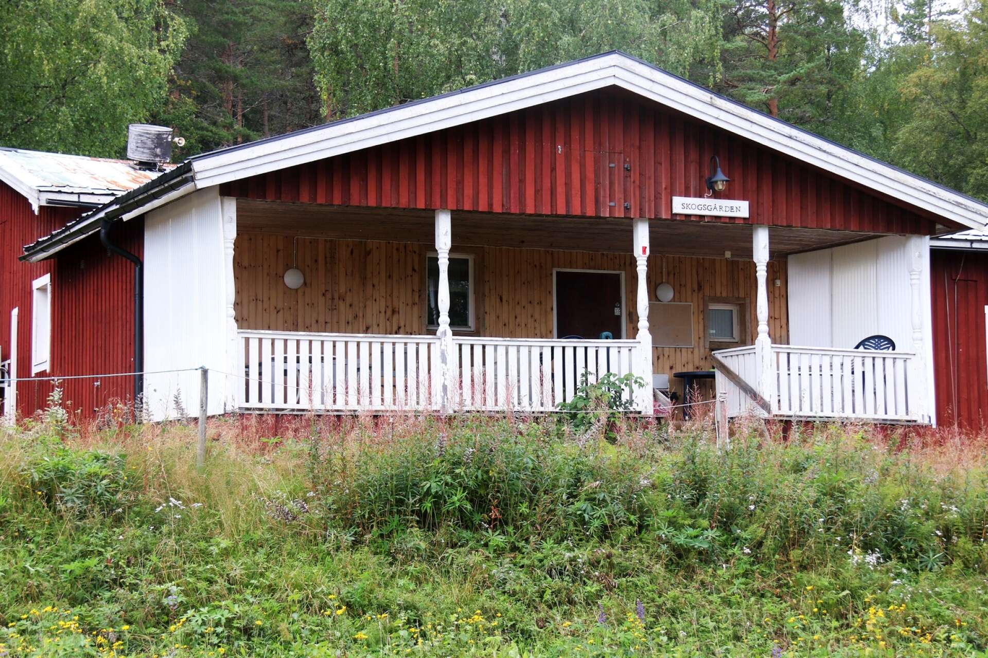 Skogsgården ligger på andra sidan Bograngenvägen sett till både dammen och Kindsjön.