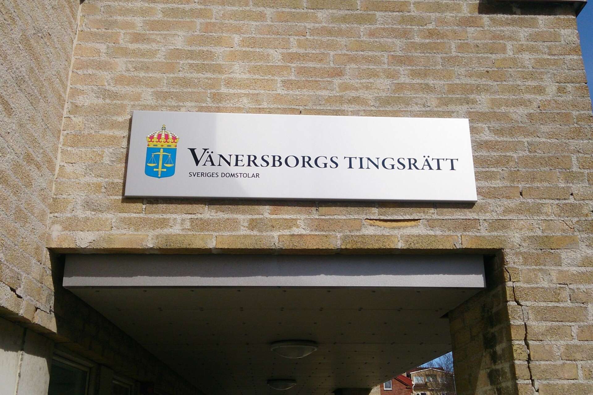 Vänersborgs tingsrätt dömer mannen till 15 månaders fängelse.