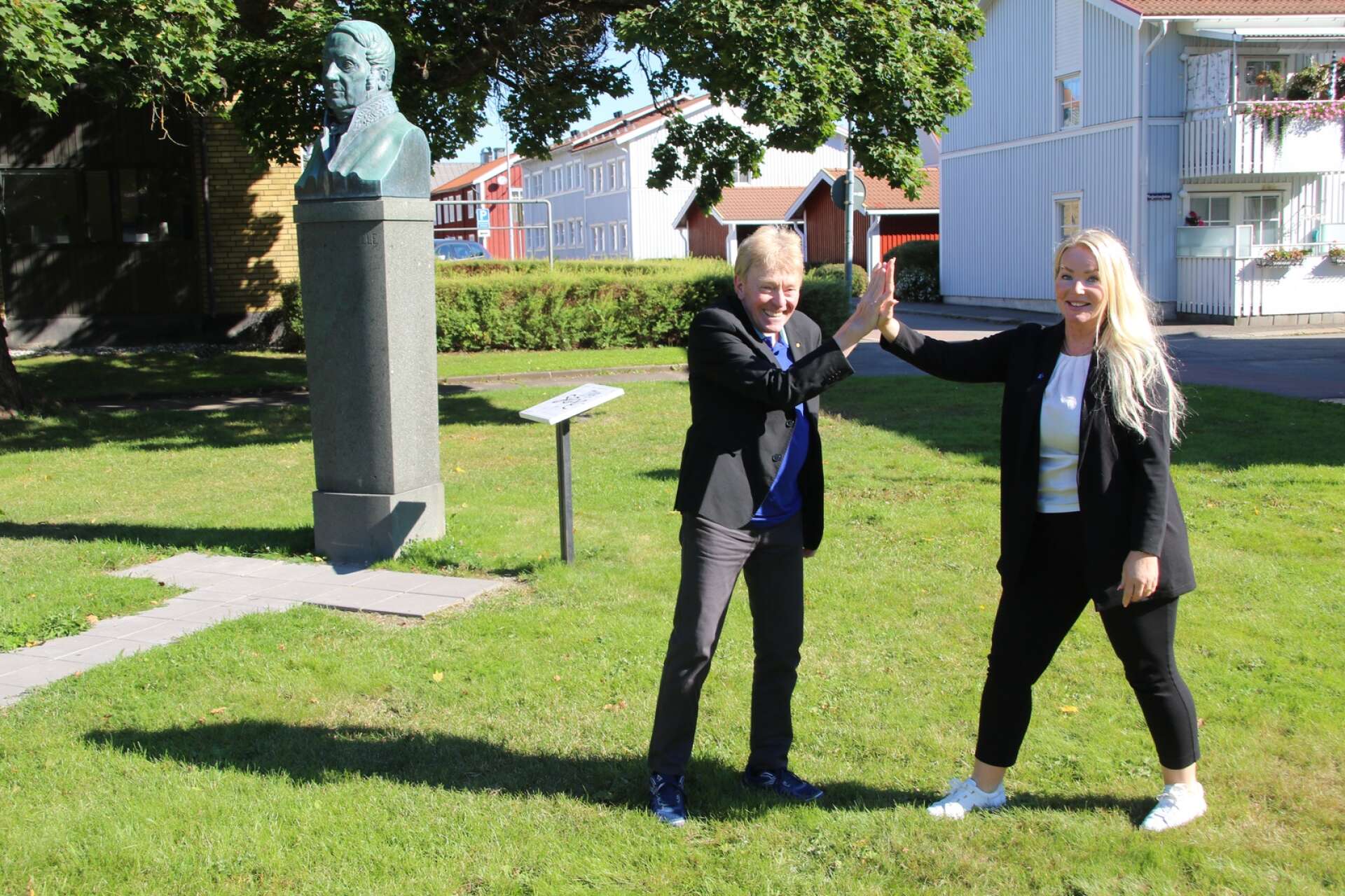 Christer Olsson (M) och Cecilia Albertsson (M) vill utöka samarbetet mellan Filipstads kommun och Hällefors kommun, samt samarbetet mellan Region Värmland och Region Örebro län. De vill göra det i majoritet, men flaggar för att de även kommer att samarbeta över kommun- och länsgränserna även om de får arbeta i opposition.