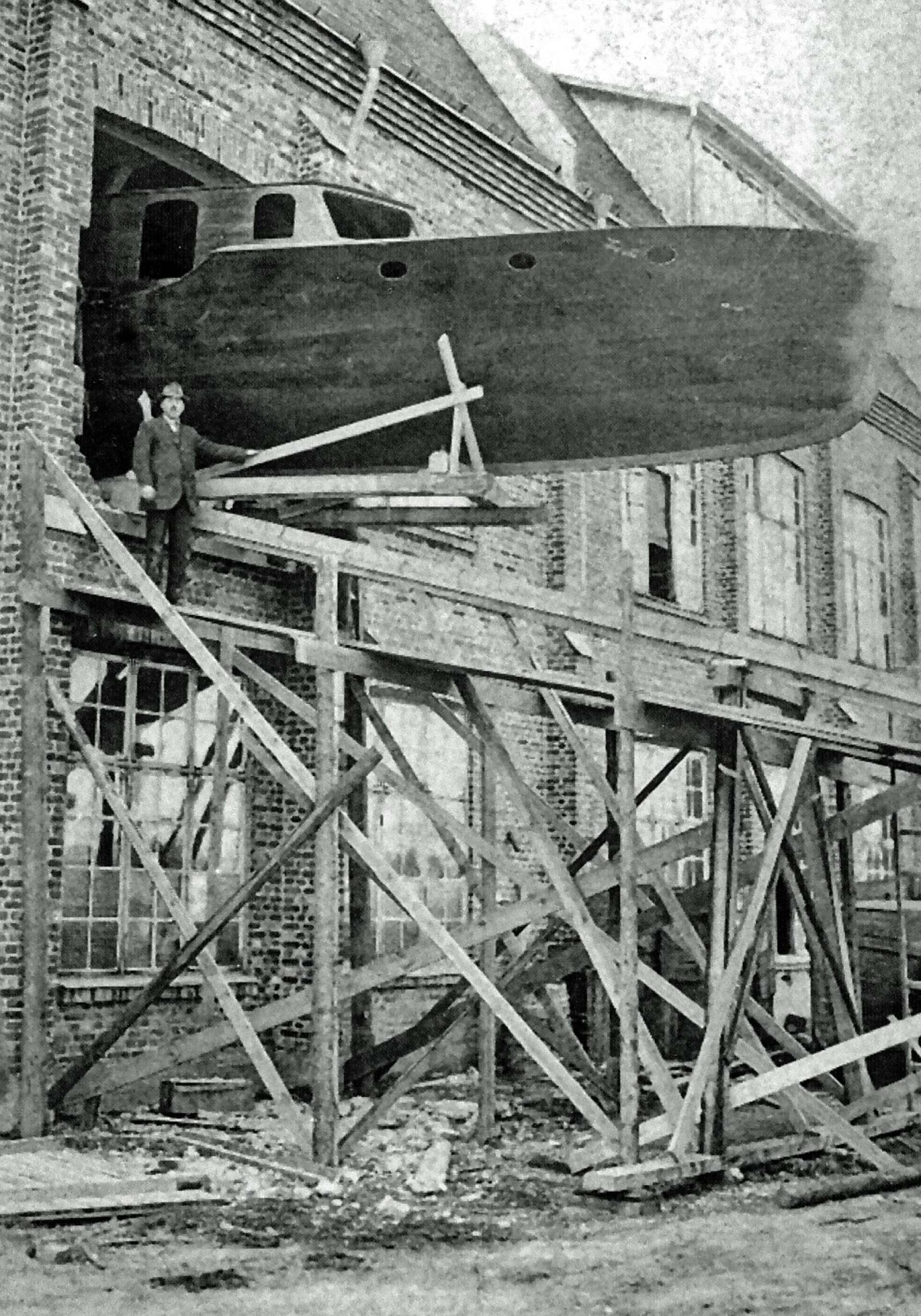 På 1920-talet byggdes en båt på andra våningen i Jakobssons fabrik. Att få ut den krävde speciella åtgärder och hål i väggen. Båten döptes till Nike, men blev senare Näcken.