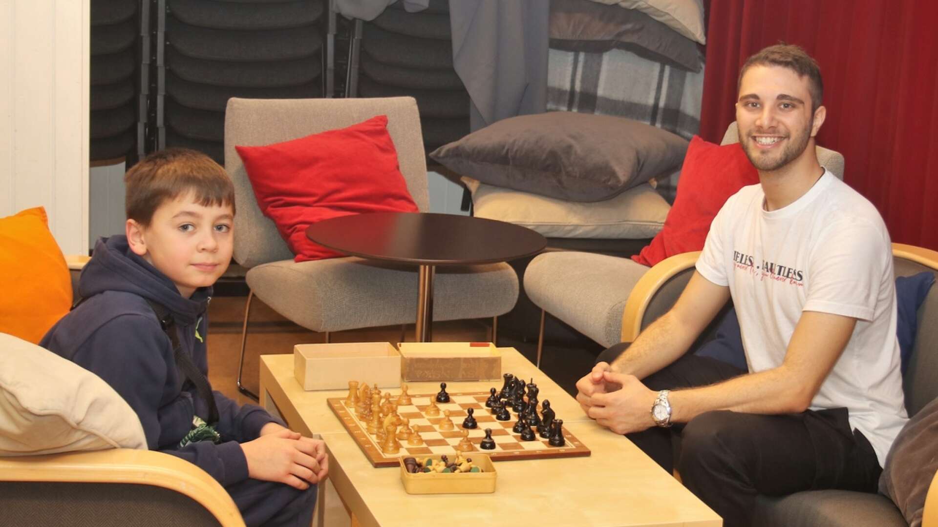 Alexander Lind, 10 år, var koncentrerad när han spelade ett parti schack med Francesco Castiglione, en av EU-volontärerna som underhöll barn och ungdomar med spel och pyssel på Åmåls bibliotek under höstlovet.