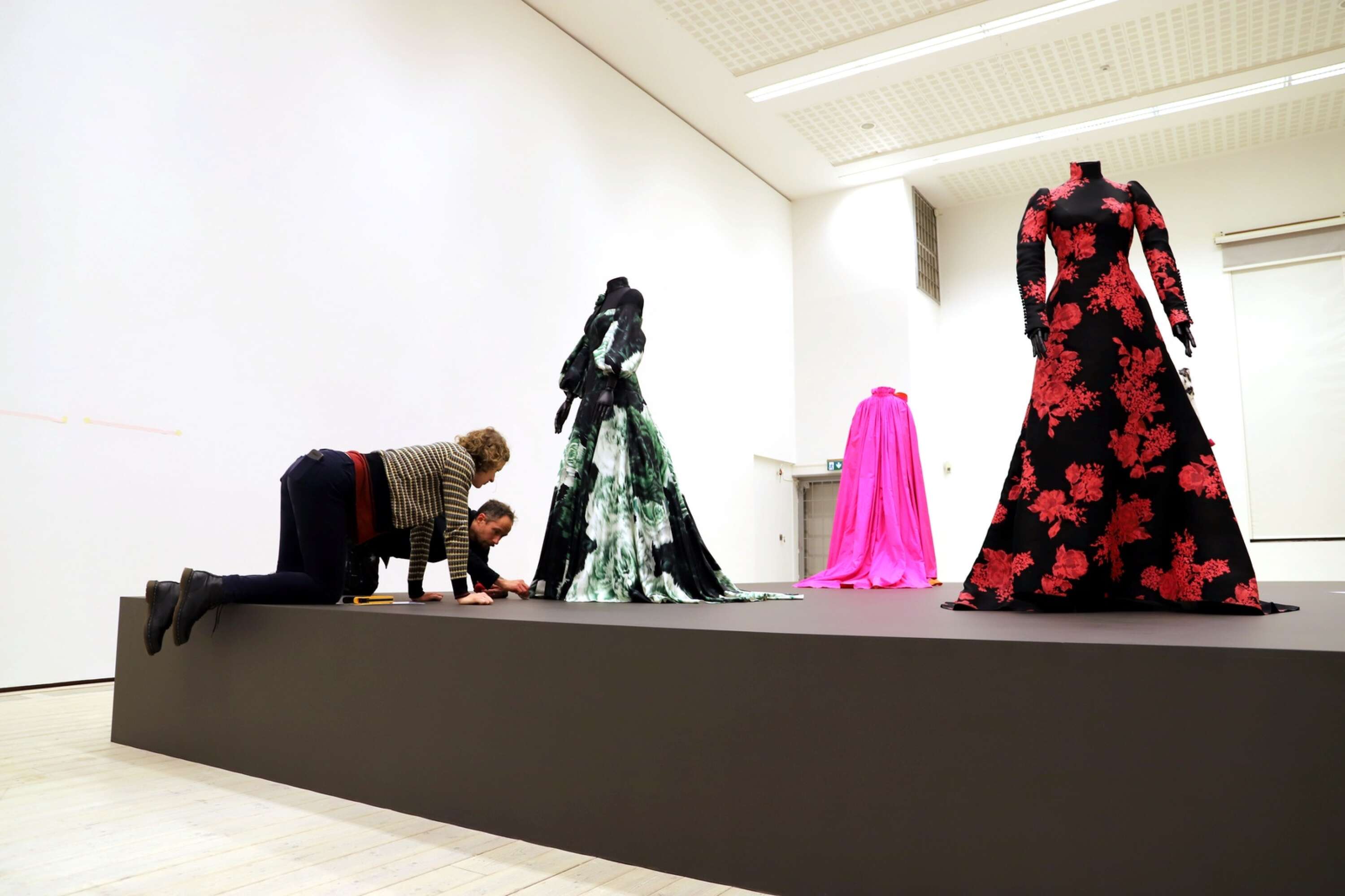 Sarah Jane Benson, textilkonservator Nationalmuseum, är på plats för att klänningarna ska sättas upp på rätt sätt.