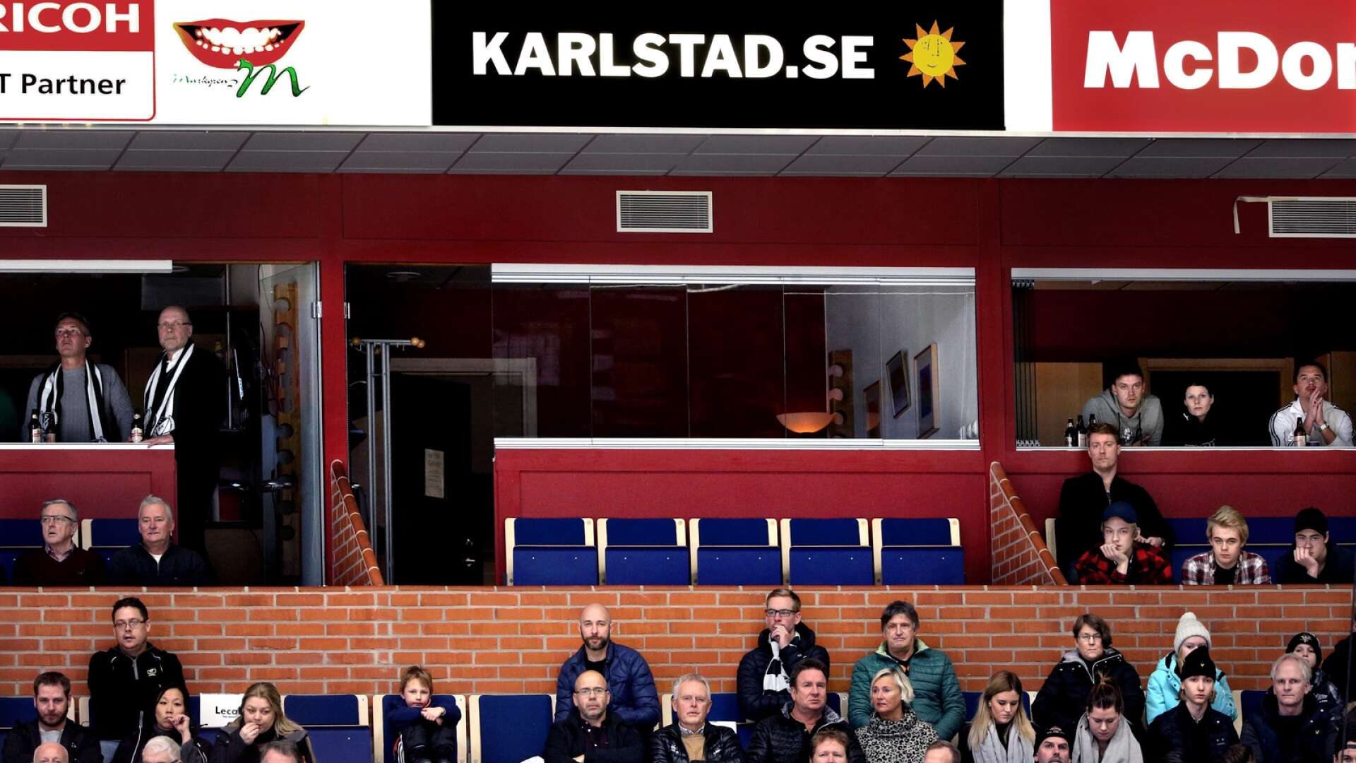 Viktigt att notera med avtalet, är att det inte är ett stöd till FBK:s hockeylag. I mångt och mycket handlar avtalet om att stötta ungdomsverksamheten, föreningar, skolor och allmänhetens åkning, skriver Karlstads grönröda styre i ett insändarsvar. På bilden syns Karlstads kommuns loge i Löfbergs arena.