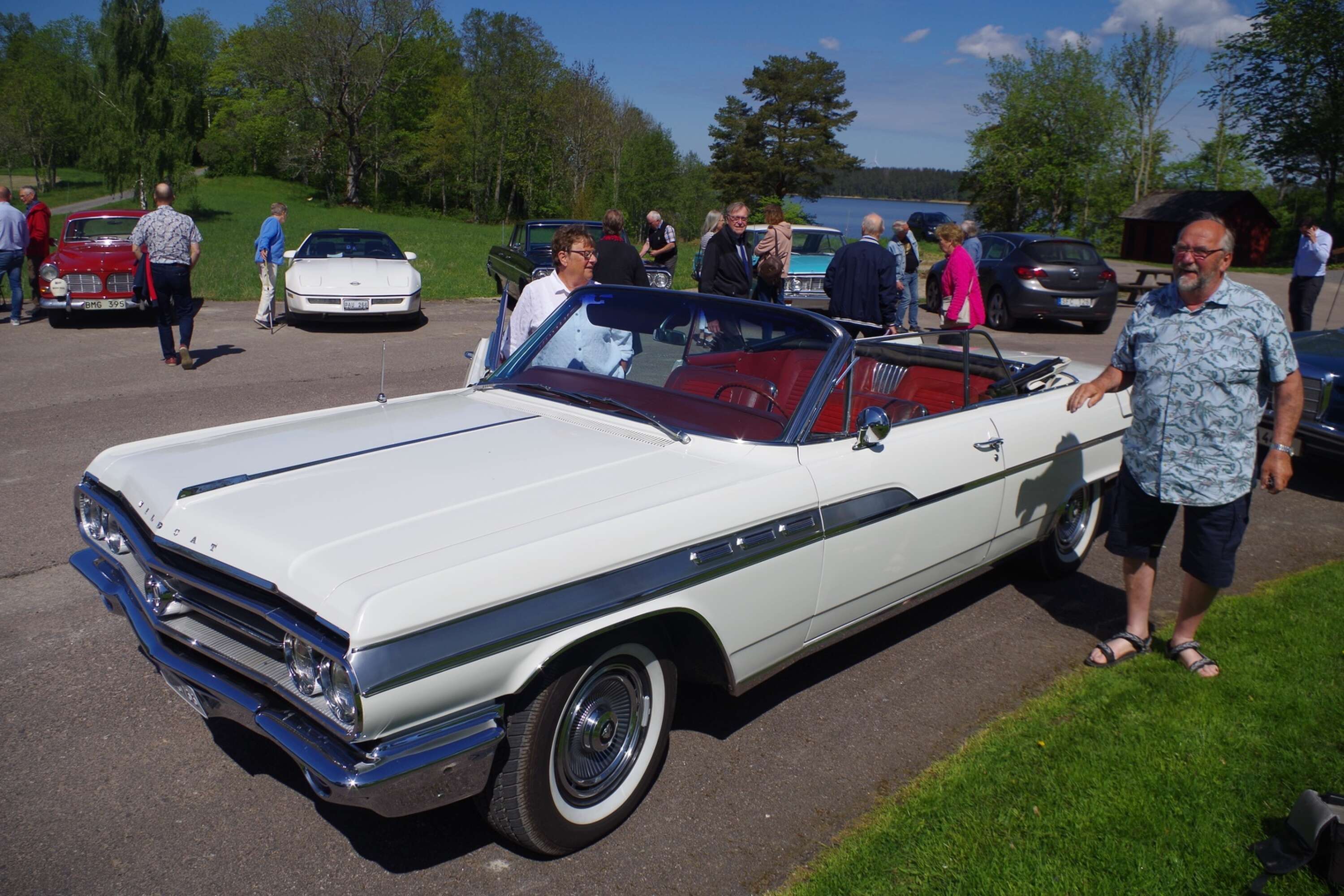 Sten och Vibeke Sjögren kom med sin blänkande vita Buick Wildcat årsmodell 1963. Lill-Ingmars hit Molly tonade ut från grammofonskivspelaren.