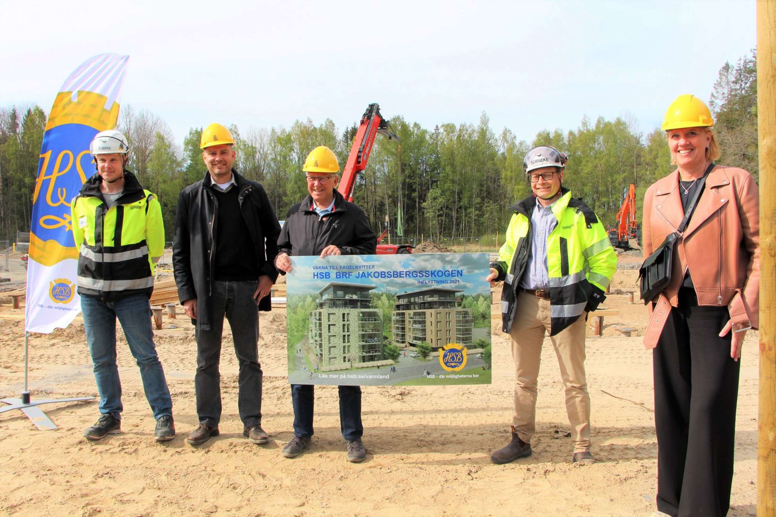 Det var bara glada miner när projektet påbörjades. På bilden ses Magnus Alvkäll, projektchef Serneke, Ronny Fjäll, lägenhetsköpare, Tore Olsson, ordförande HSB Värmland, Magnus Grude, arbetschef Serneke och Jessika Lundgren, vd HSB Värmland.