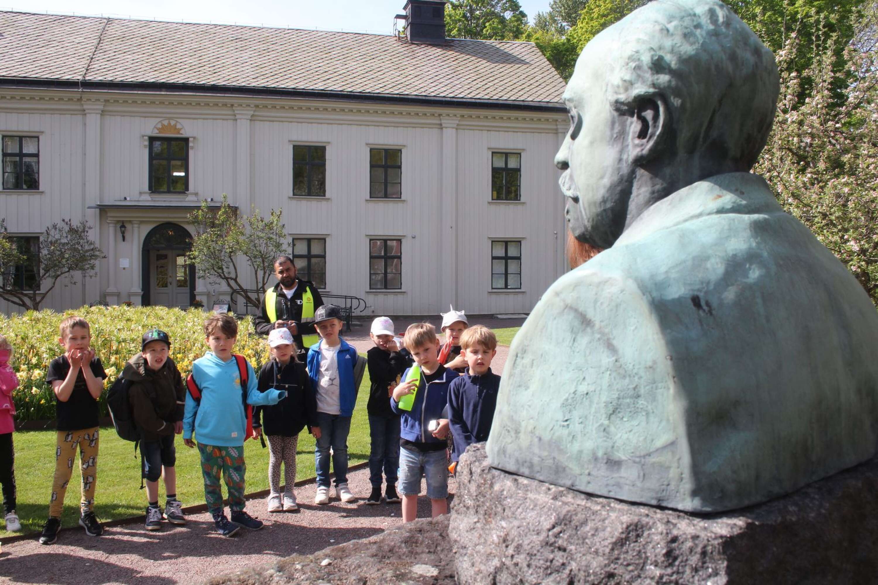 Gustaf Fröding står staty utanför herrgården där han föddes och bodde tills han var ett år. I 20-årsåldern återvände han men då bodde han i en flygelbyggnad.