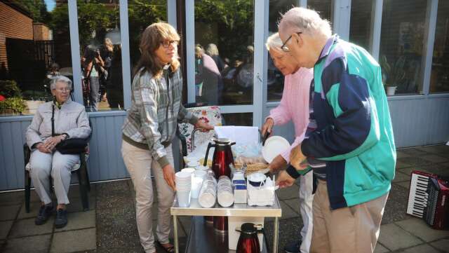 Diakon Solveig Bäckman serverar kaffe till sångsugna besökare.