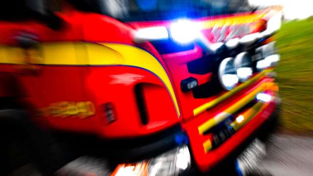 Tre bilar från räddningstjänsten i Färgelanda rykte ut för att släcka branden i Skogsbol.