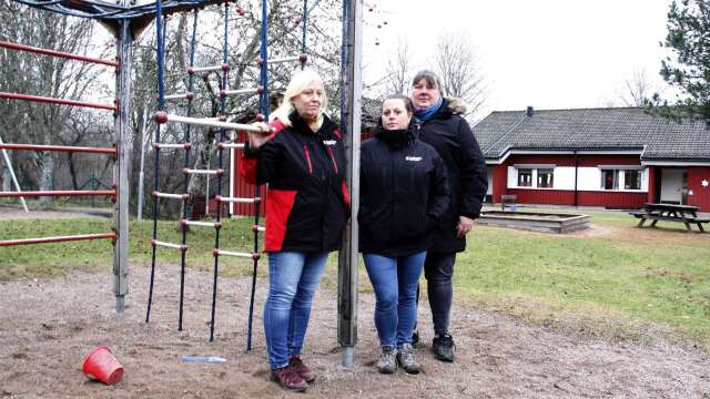 Christina Jernberg, Susanne Persson och Pia Hallberg är ledsna efter att ha fått veta att det finns ett förslag från det borgerliga styret i Bengtsfors kommun att stänga Skåpafors förskola och fritids.
