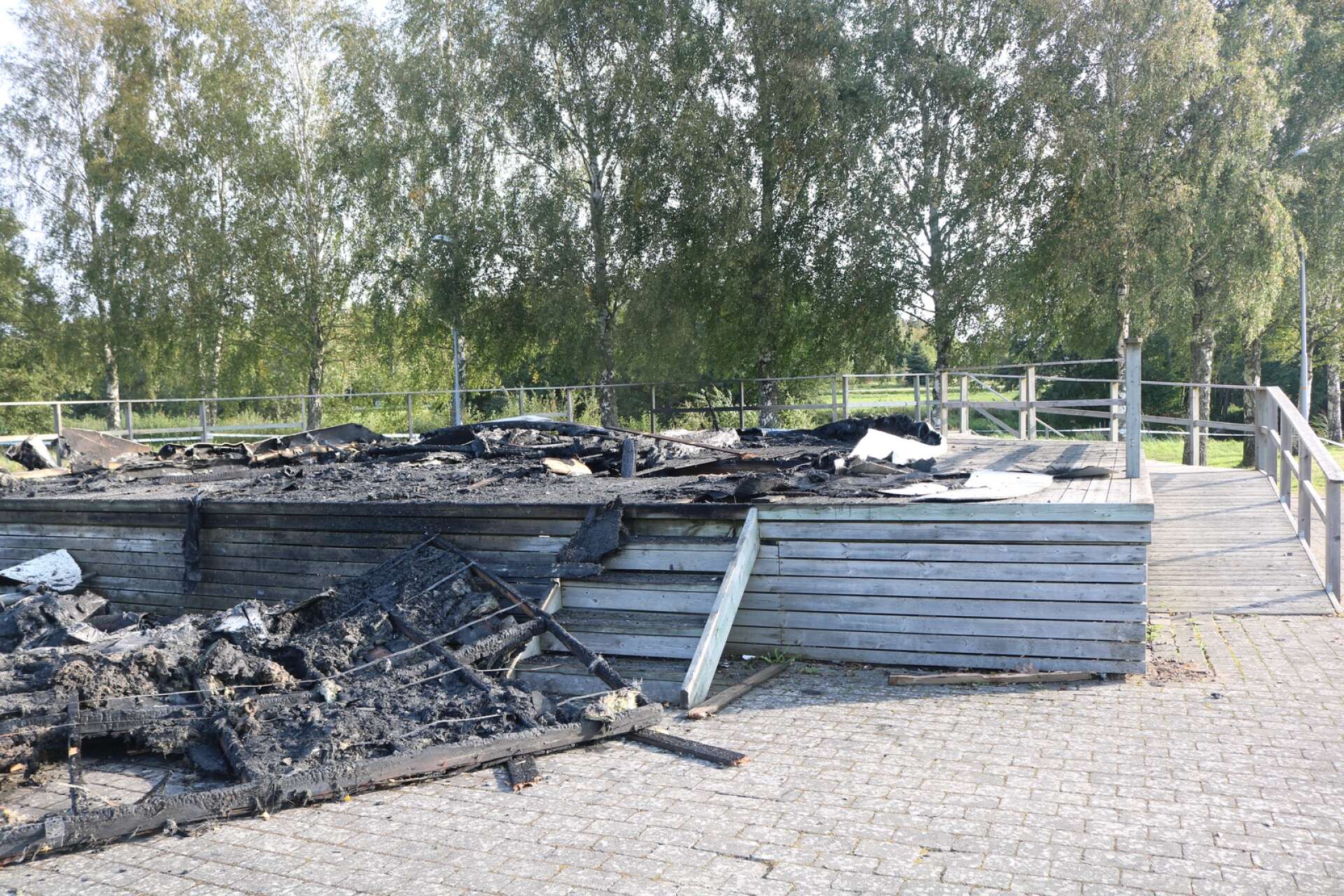 Utomhusscenen i Nossebro är totalförstörd efter söndagens brand. 