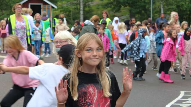 Efter ett långt sommarlov startade skolan, på Höglunda firades det med disco på skolgården.