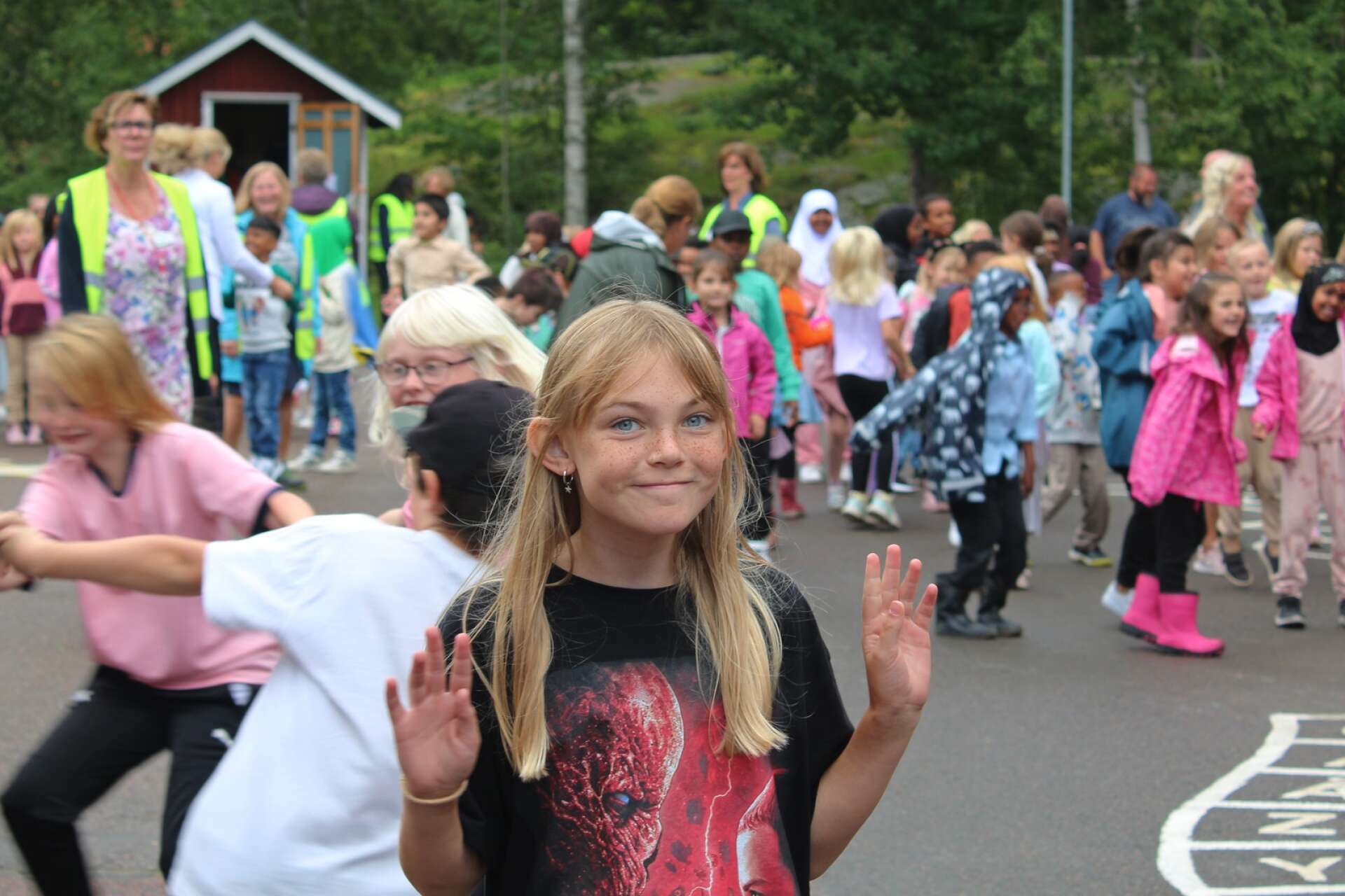 Efter ett långt sommarlov startade skolan, på Höglunda firades det med disco på skolgården.
