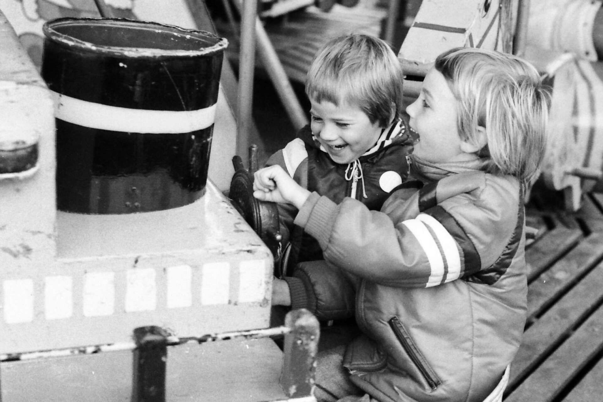 Att styra en båt går bra även på en barnkarusell. Bilden är från tivolit 1982. 