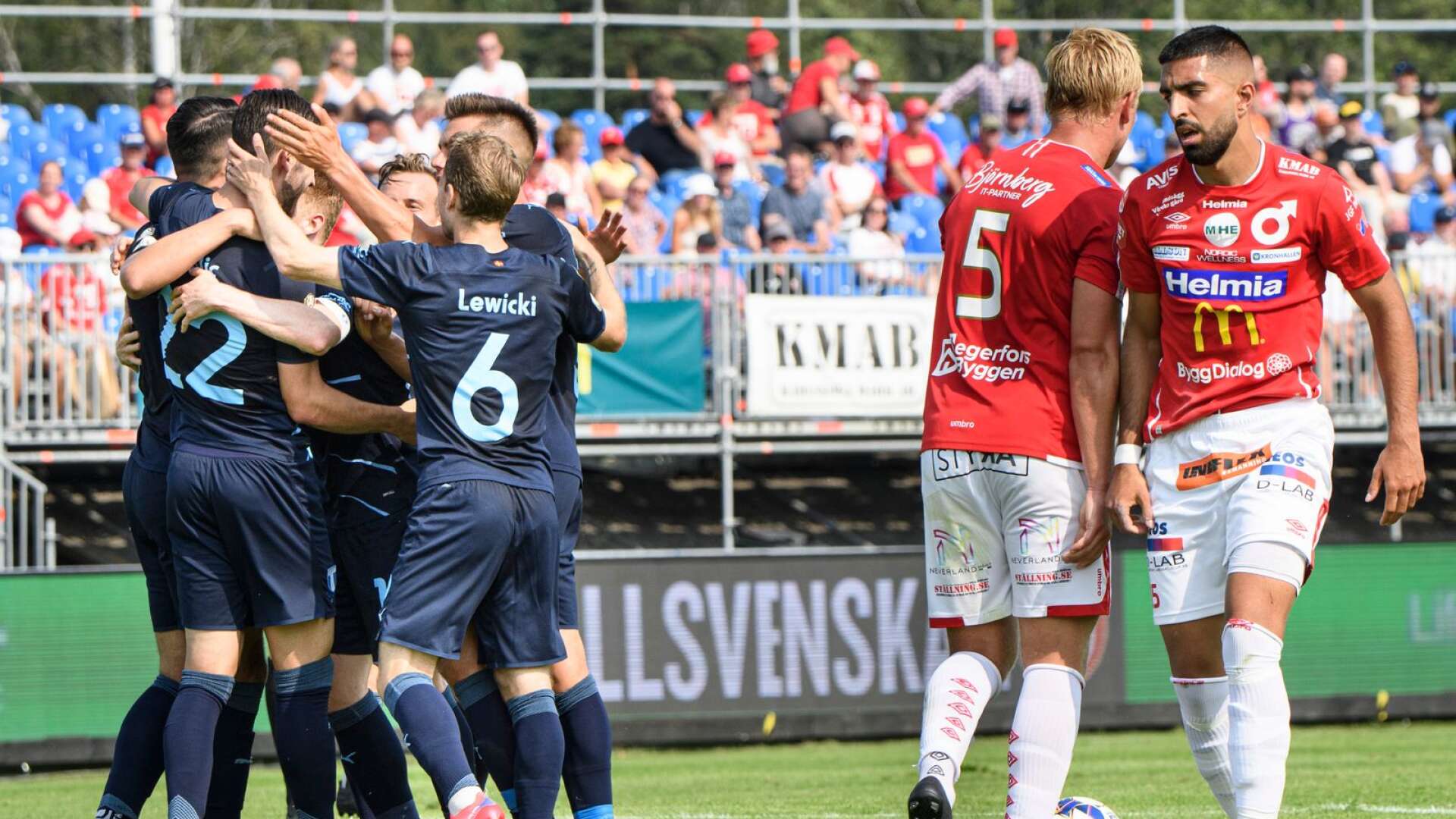 Oliver Ekroth och Sean Sabetkar efter ett av Malmös mål.