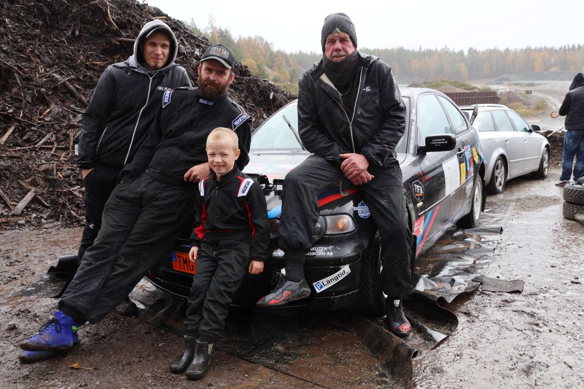Michael Kristiansen, mekanikerTobias Gunnarsson, kartläsare, Orust MSLeon Adolfsson, 8 år, supportLars-Göran (L-G) Jansson, SMK Trollhättan.