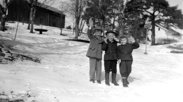 En hälsning från 1955. Lennart Biesèrt, jag och Staffan Ränkedal. 