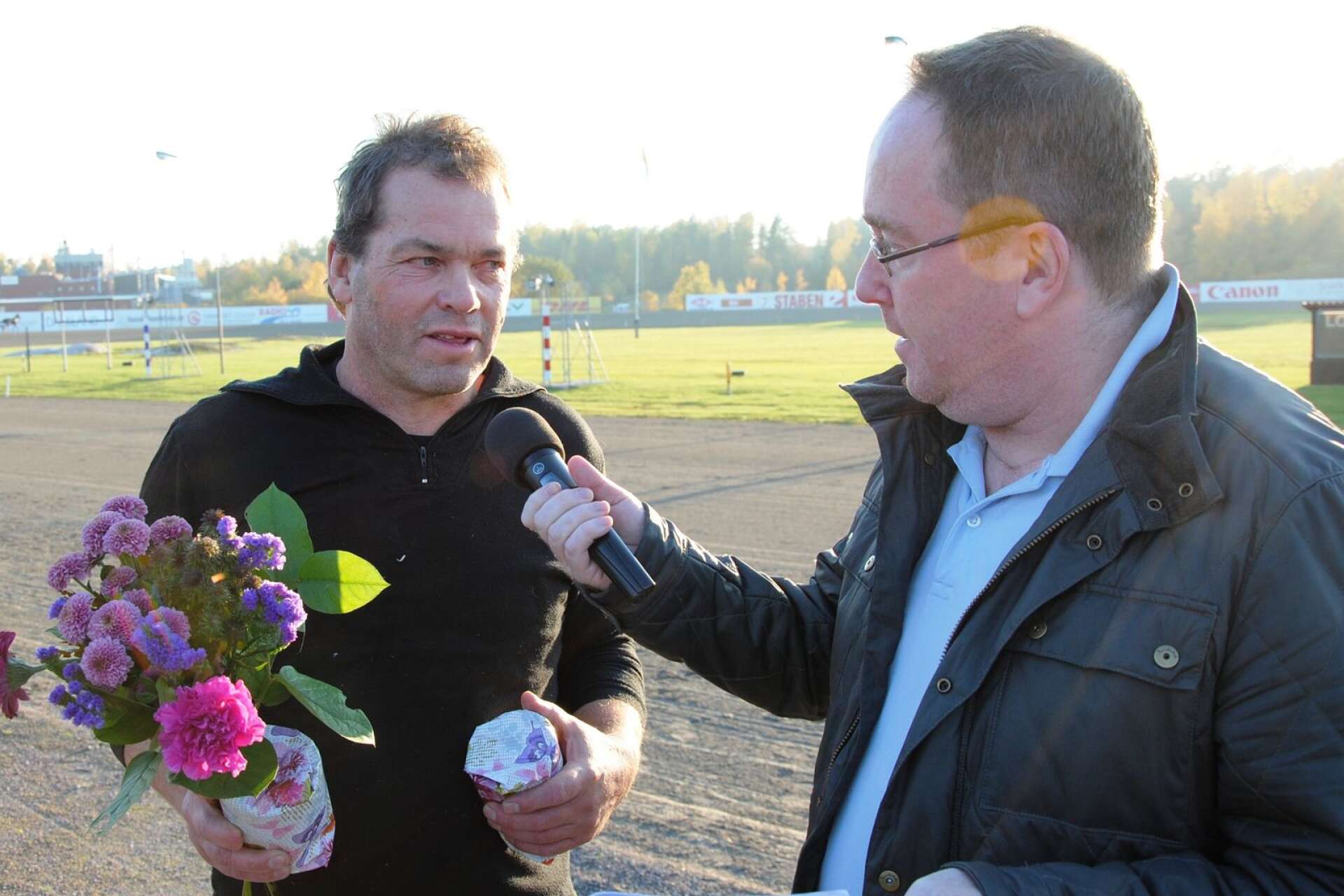 Kantens Cash ägare, uppfödare och tränare Tomas Blom i segerintervju på Åmålstravet.