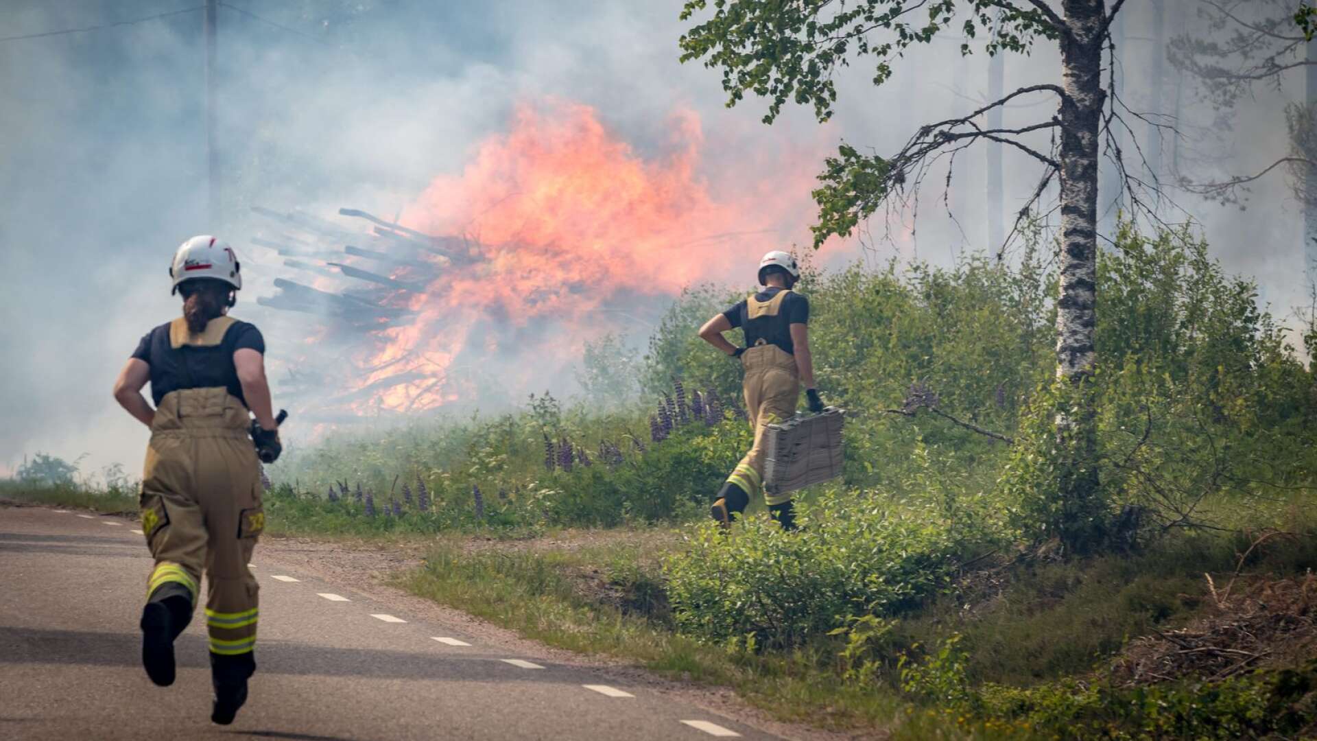 Flera stationer behöver fler deltidsbrandmän. Här en bild från en av skogsbränderna i Värmland sommaren 2018.