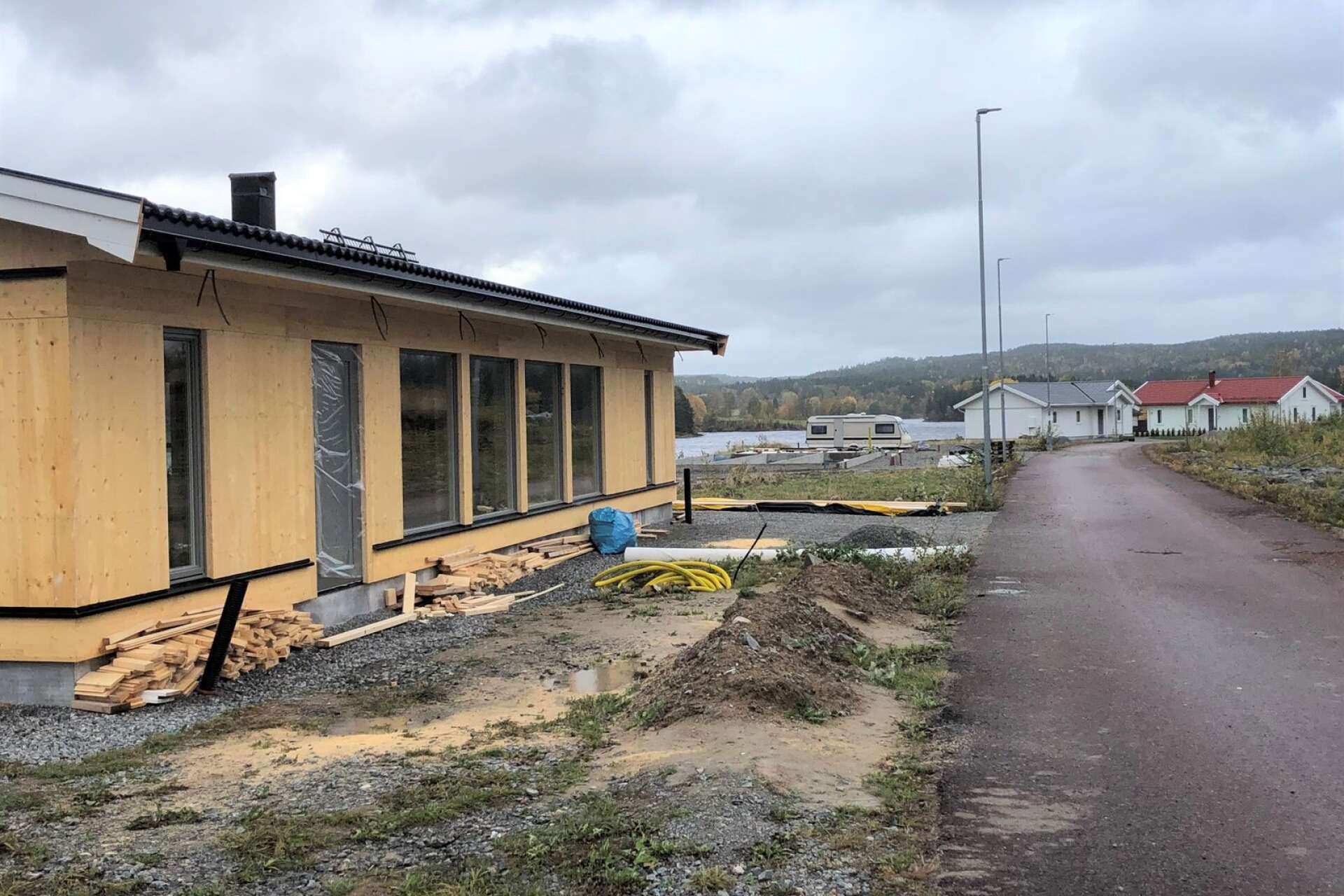 Flera nya villor är på gång att byggas på Prästnäset i Töcksfors intill sjön Töck som är en del av Dalslands kanal.