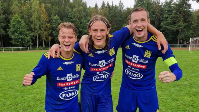 Noa Hallström, Benjamin Buisson och Alexander Hjärpe – sett från vänster – gjorde KB Karlskogas mål i division 3-matchen borta mot Grums IK.