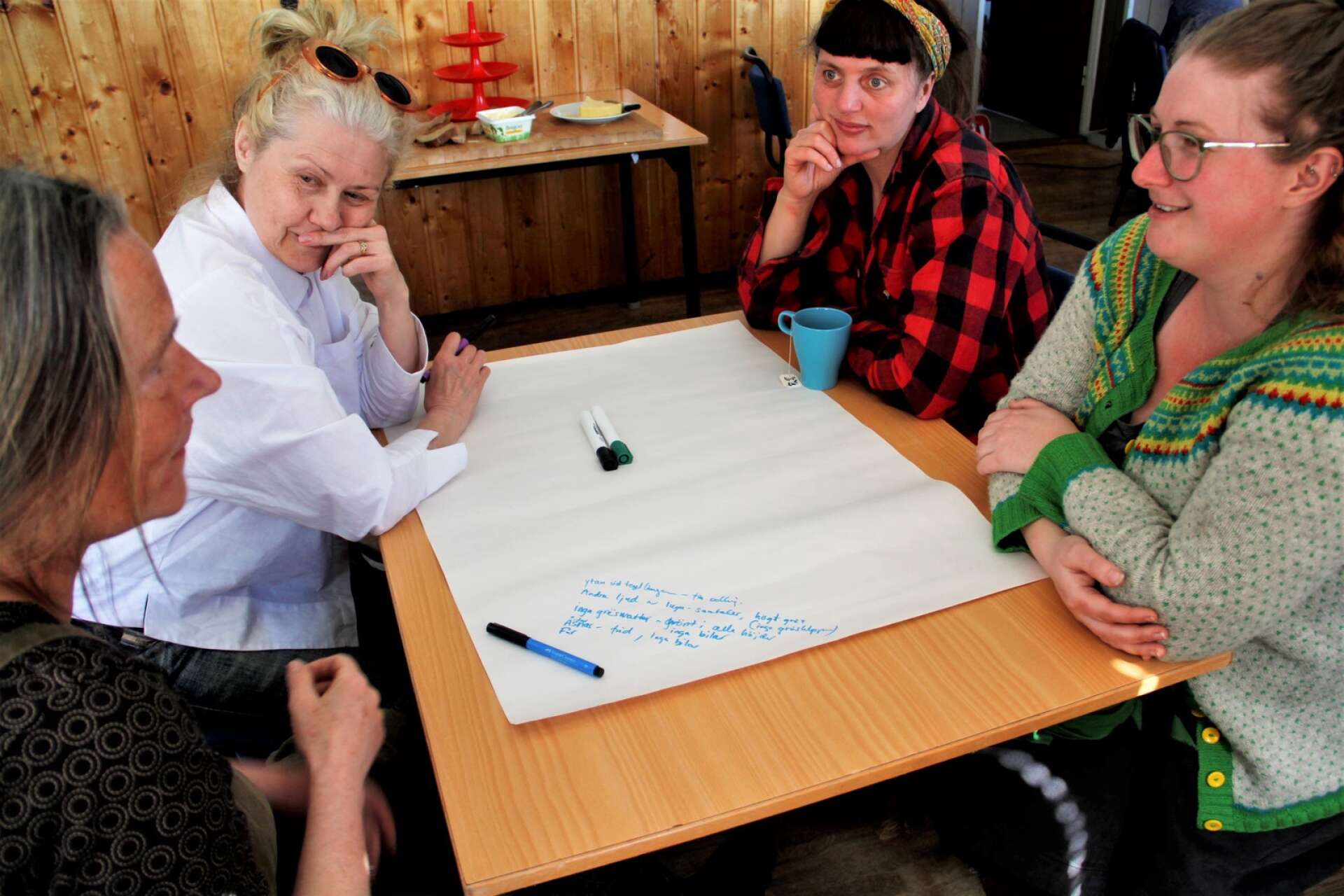 Lise Wichmann Hansen, Tanja Pismenskaya, Lisa Malm och Mie Felth bildade en av de fyra grupper som hjälptes åt att diskutera fram visioner och idéer på temat ökad självförsörjning i Fengersfors/Fröskog under den workshop som genomfördes.
