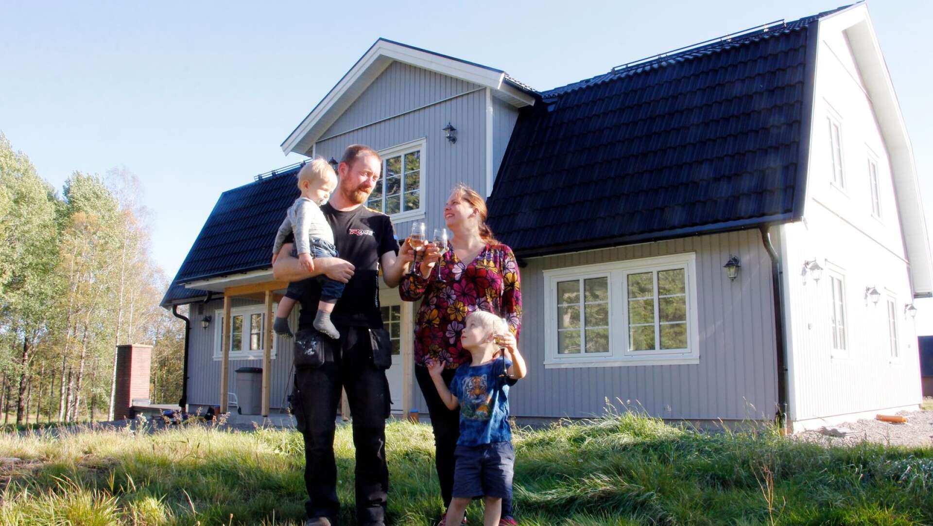 Skål, min älskling! I fredags besiktigade miljö- och byggnämnden Rune Jakobssons och Camilla Elfstedts nybyggda hus utanför Bäckefors. Nu kan de flytta in och leva drömmen med en egen gård på landet.