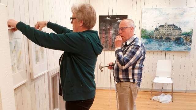 Konstnärerna Saide Jonsson och Ebbe Skoglund hänger utställningen i Wadköpingsrummet. 