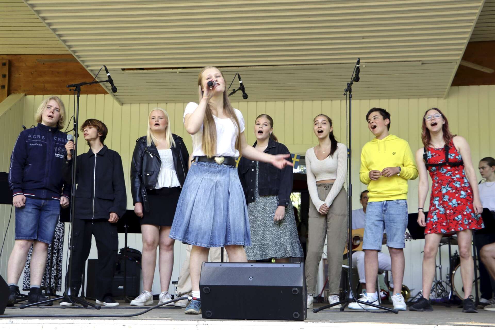 Kulturskolans sångare med Malva Sjöberg Harling i spetsen som tillsammans sjöng Spelar för livet.