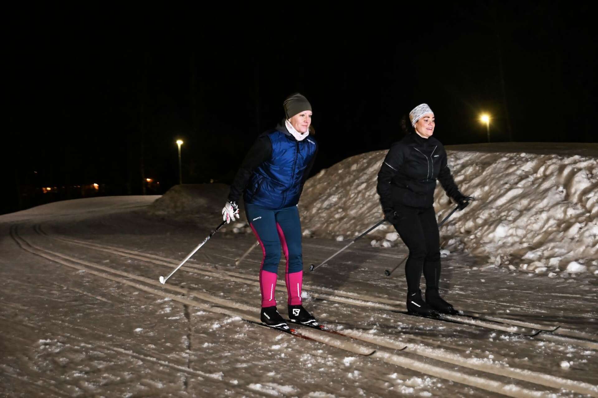 Veronica Karlsson och Sandra Jonsson trotsar den dåliga vintern och går på skidkurs på Tuggelite.