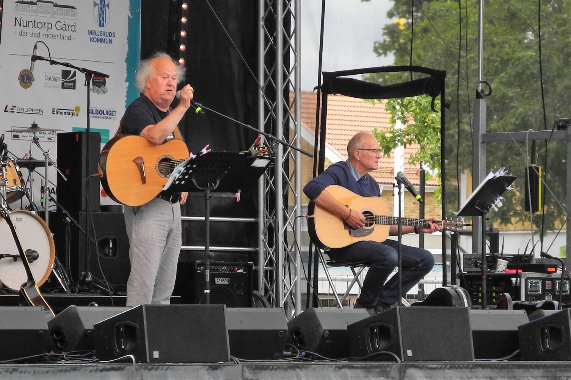 Kanalyrans tidigare general Lars Nilsson var först ut i musikunderhållningen på scenen på Köpmantorget på fredagen tillsammans med Jonny de Capretz.