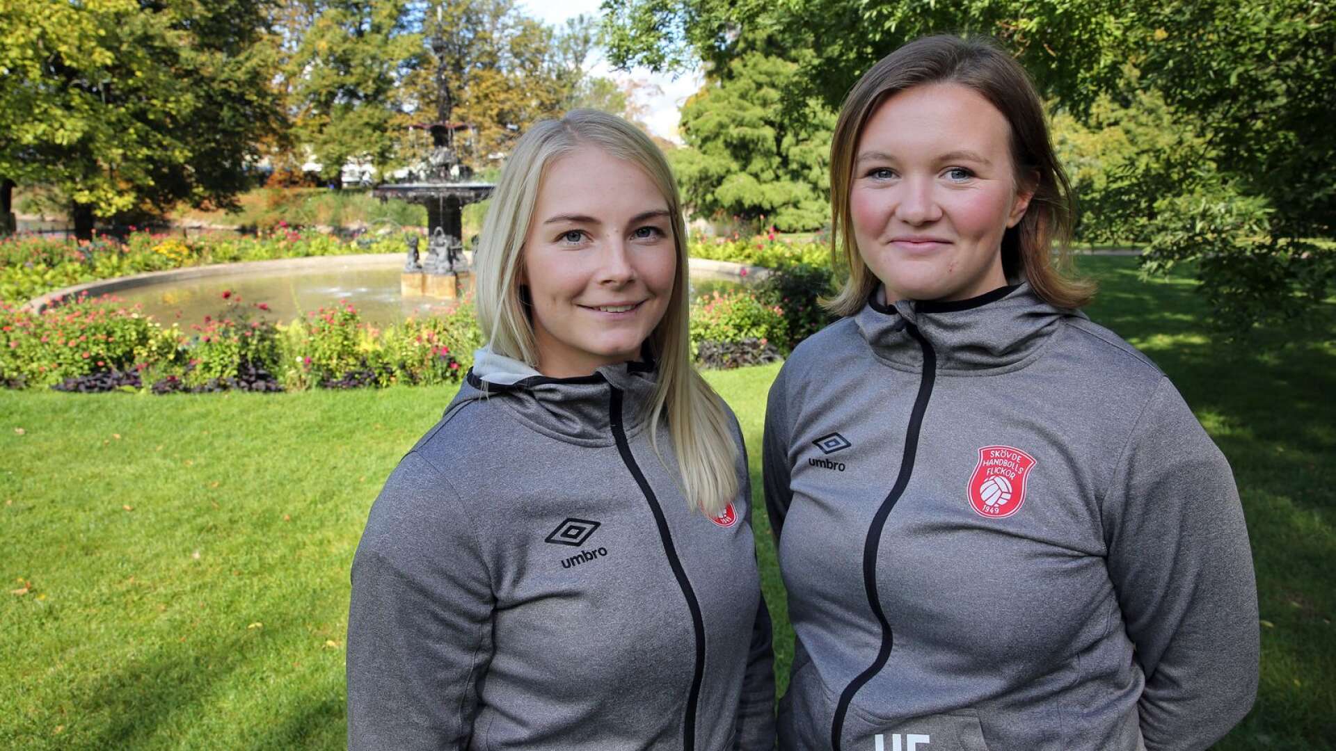 Julia Ehn och Hanna Edvardsson är säsongens lagkaptener för det unga Skövde HF som gärna vill ta sig tillbaka till SM-slutspel.
