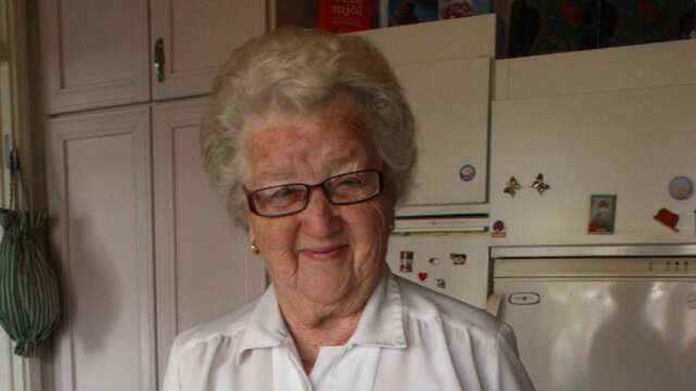 Karin Sandström har i dagarna fyllt 90 år. Här är en bild från 2013 då hennes hjärtformade småkaka precis har utsetts till Åmåls officiella bakverk.