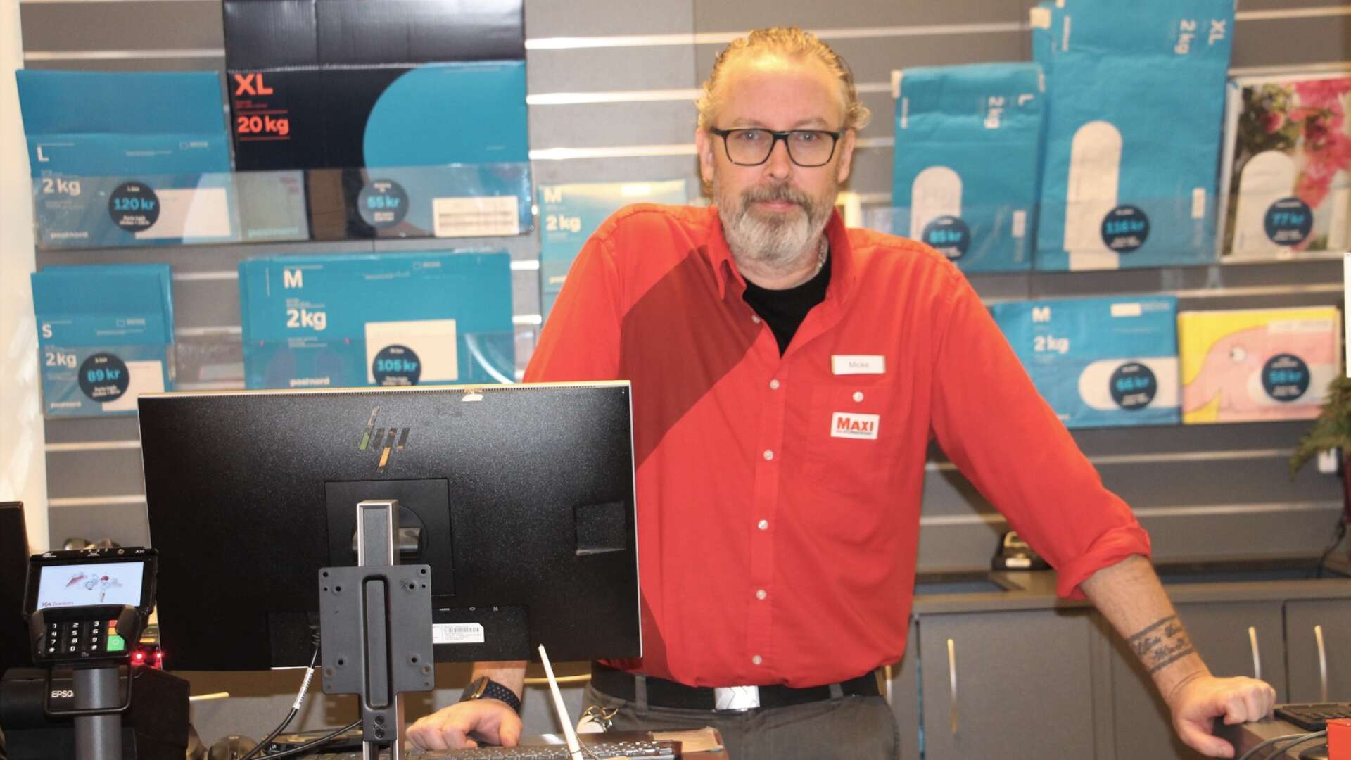 Micke Petersson, butikschef på Ica Maxi Skövde, berättar att de nu slutar som postombud. 