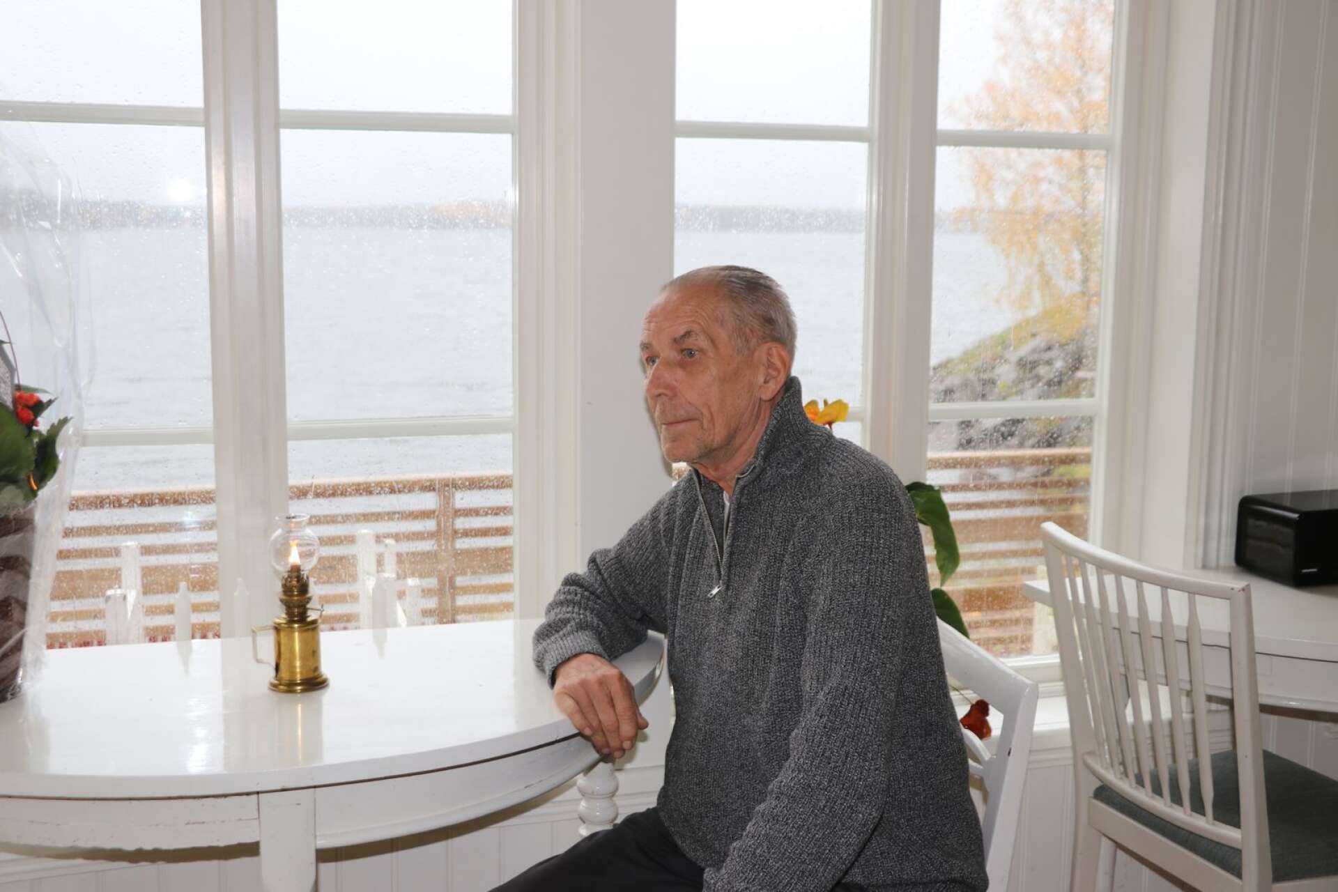 Stein Hauge är sedan många år god vän med Royne Karlsson och har under året varit med och byggt upp verksamheten ute vid gästhamnen på Ekenäs.