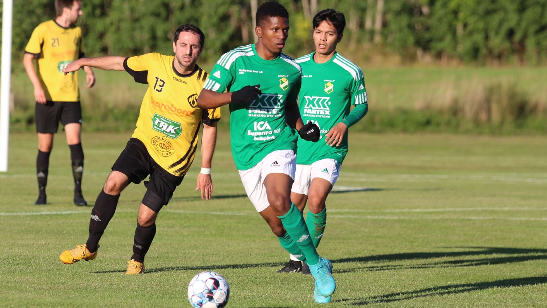 Gullspångs brasilianare, Bruno Martins Pinhero, är den lokala division sex-serien bästa målskytt. Via tre mål på Mogårdsvallen har de grönvita tätkänning och Bruno 18 mål på kontot.