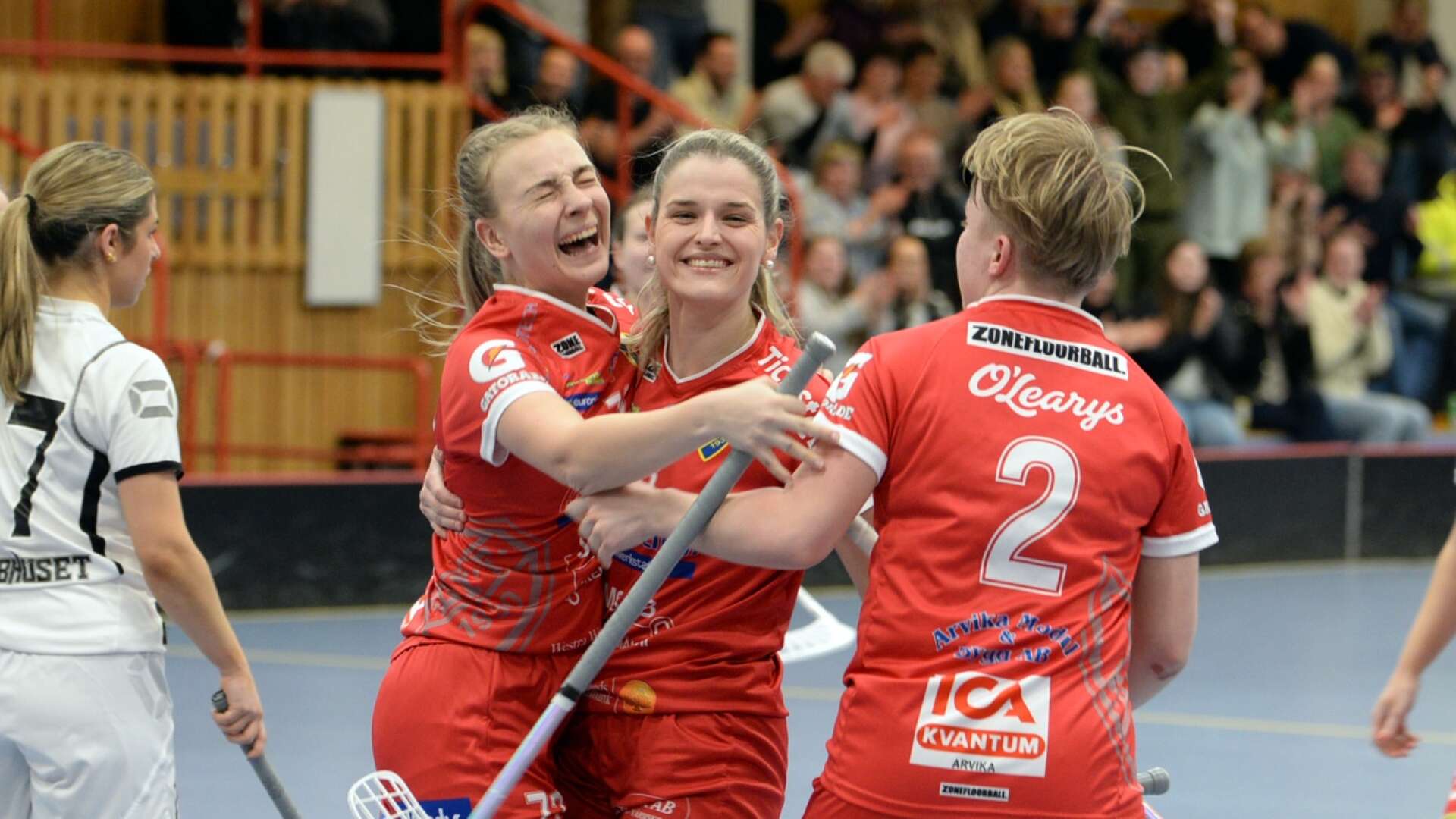 Dotteviks Alva Jansson gjorde säsongens viktigaste mål – med 19 sekunder kvar att spela och firade med Josefine Holmqvist-Göthberg och Elin Lindström Wegraeus.