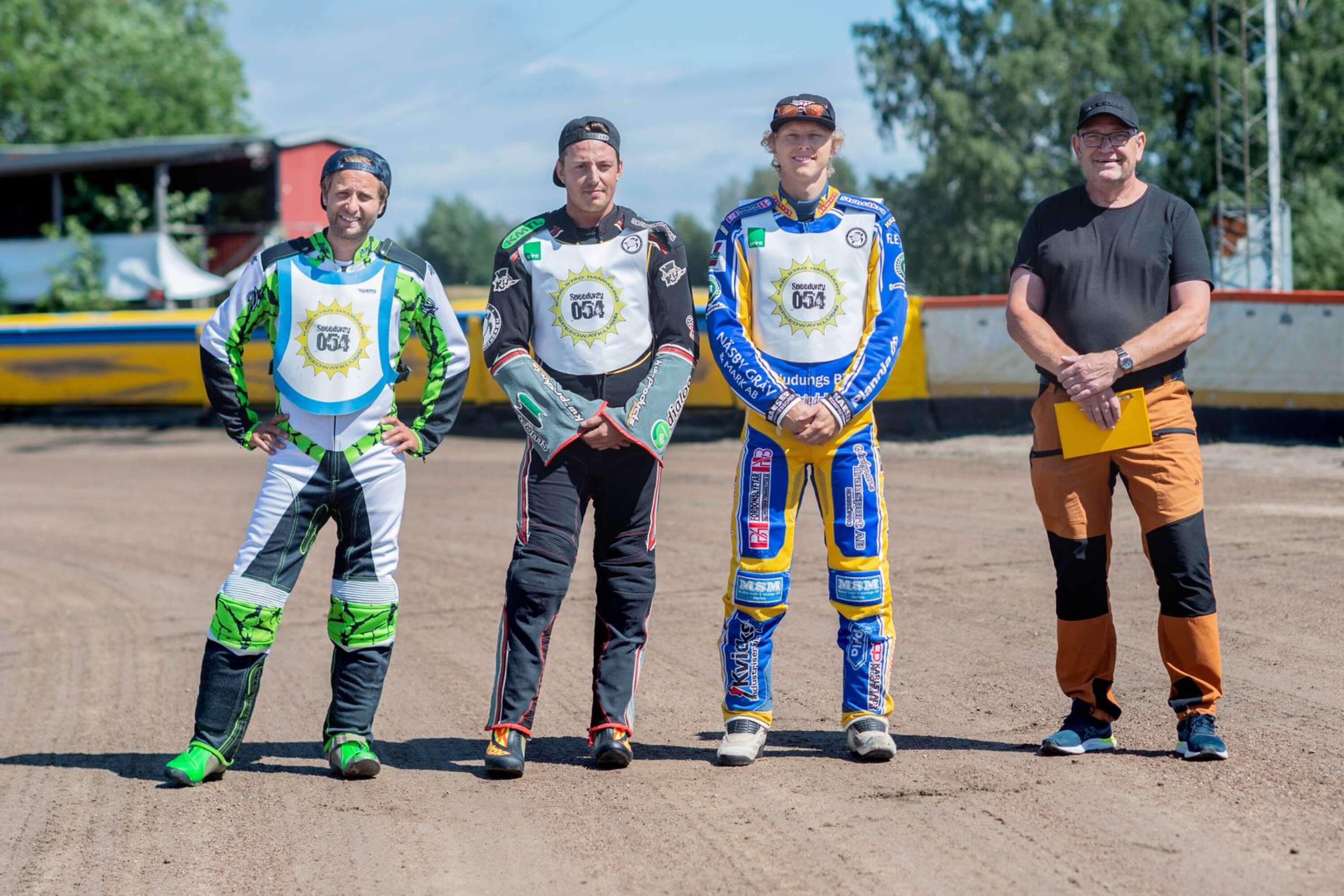 Ett glatt gäng från Karlstad/Hammarö speedwayklubb (Speedway054): Jeremia Thelaus, Adrian Bergqvist, Victor Palovaara och lagledare Stig Johansson.