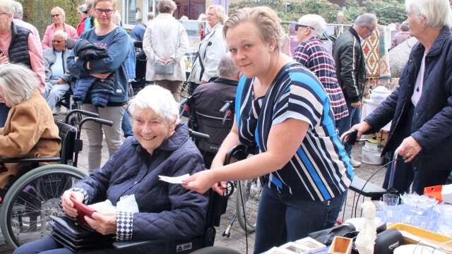 Martina Karlsson hjälpte till när Inga Roth köpte ett porslinsfat på Åmålsgårdens loppis.
