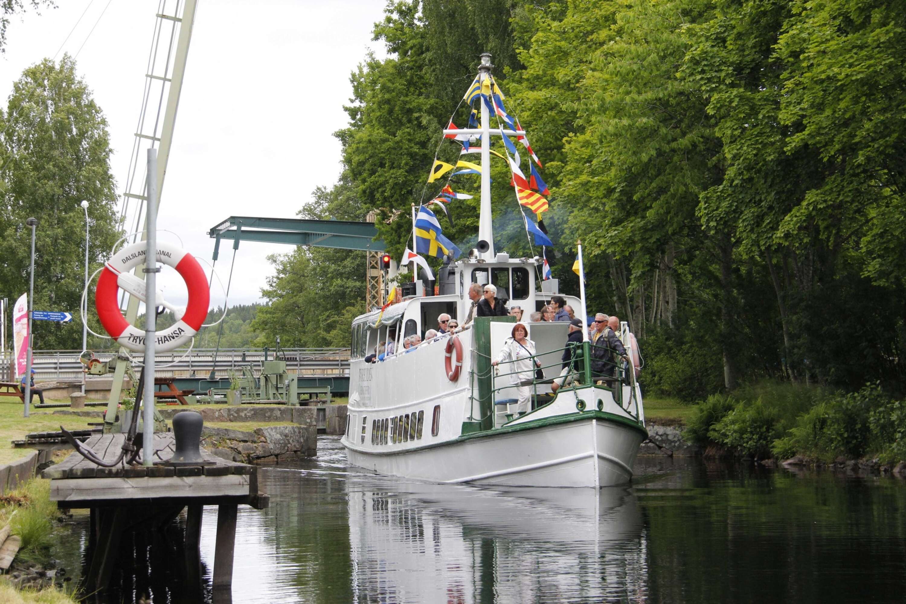 Alldeles utanför Kanalvillan slussar passagerarbåtarna på Dalslands kanal och ofta övernattar turisterna både före och efter turen till Håverud då sommartågen stannar i Långbron.