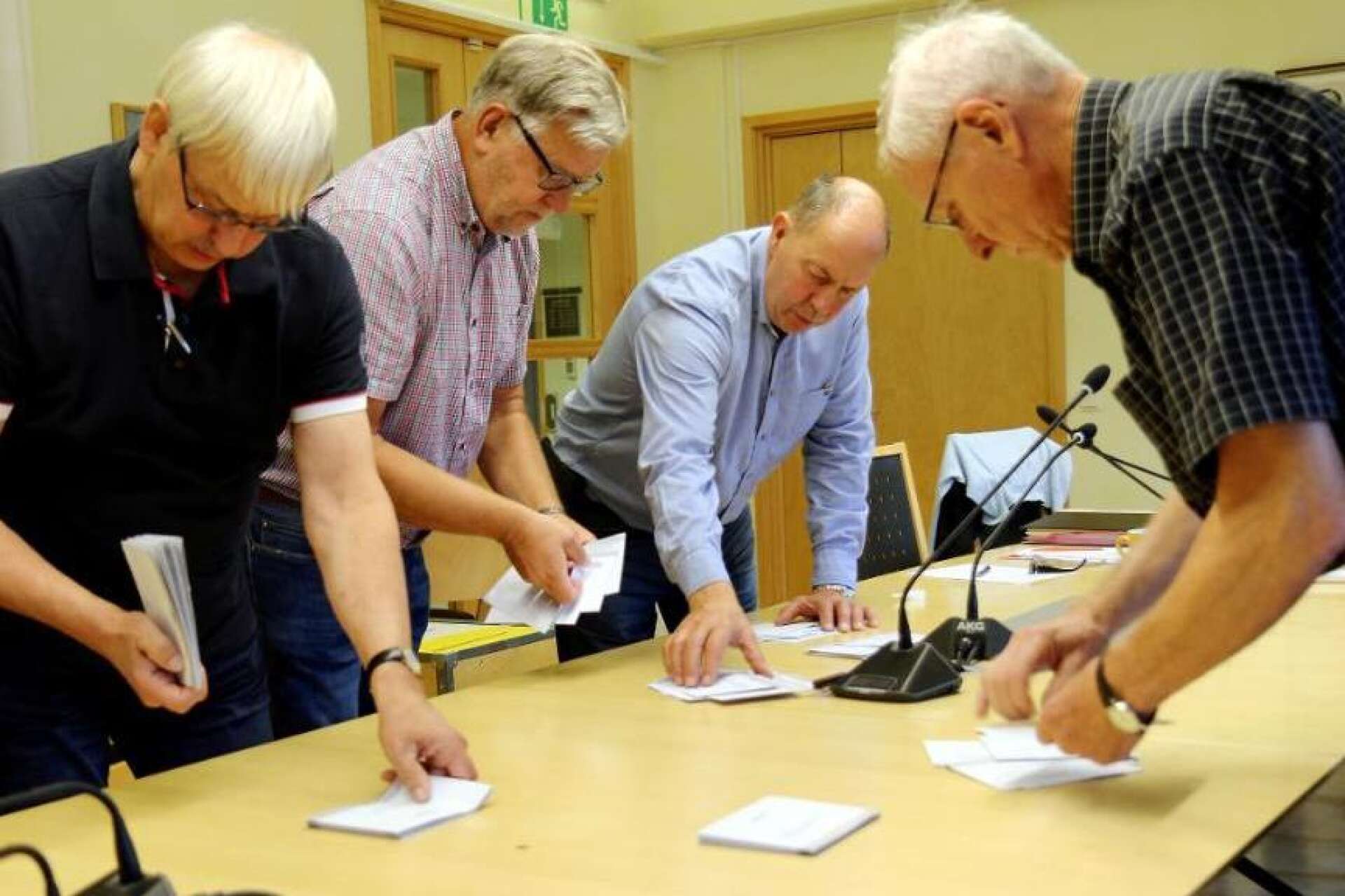 Valnämndens Tore Nolberger, Pelle Ekholm, Knut Indebetou och Ingvar Hermansson inleder onsdagsräkningen av de sista rösterna i Hjovalet 2018.