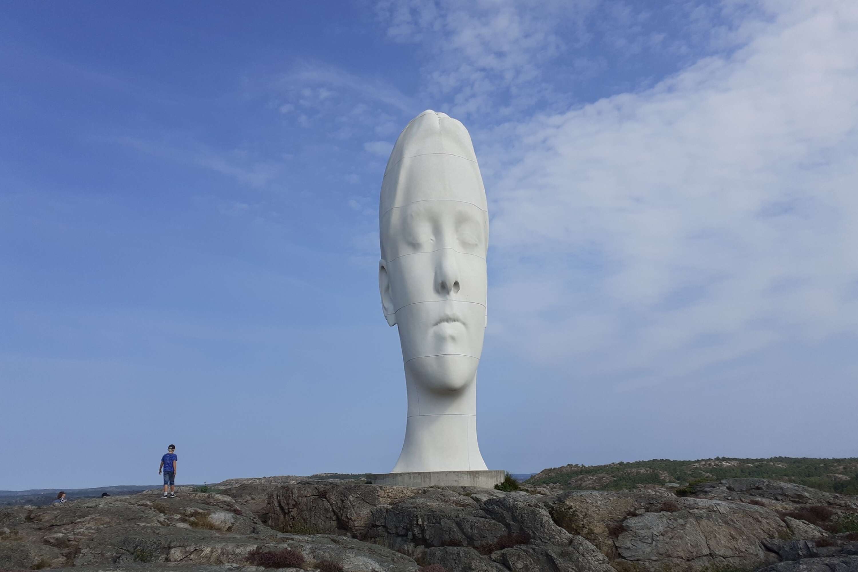 Pilane på Tjörn. Skulpturen Anna är ett landmärke. Jaume Plensa har skapat det gigantiska verket som blivit ett signum för Pilane.