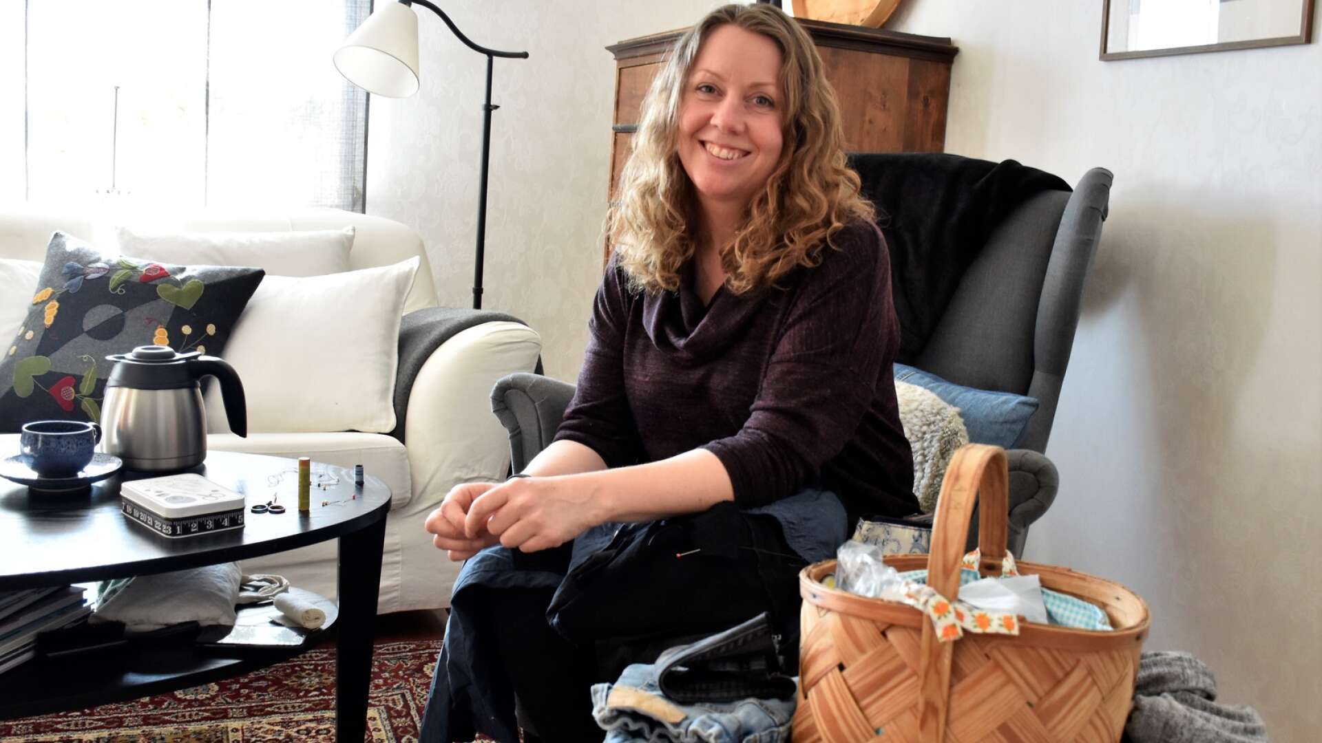Ulrika Gustafsson lagar kläder åt sig själv och andra. I april kommer hon att vara en av de som är med på Återbruksgallerian på Ritz. 
