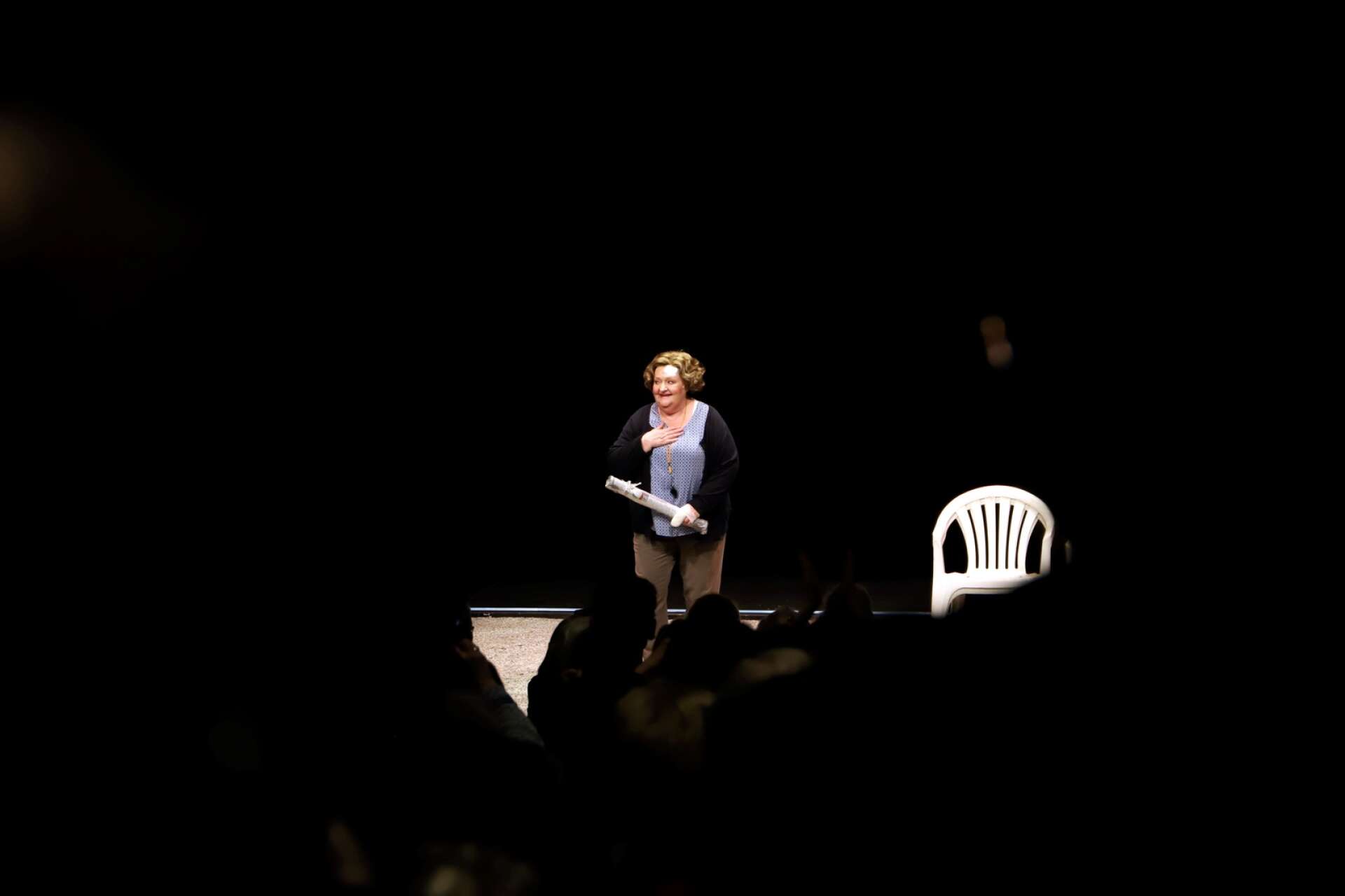 Marianne Mörck tackades med stående applåder från en fullsatt salong efter onsdagens föreställning på Scalateatern i Karlstad.