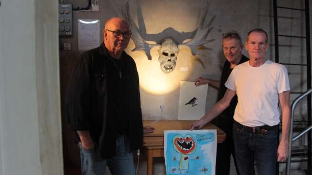 Håkan Thunborg, Lars Larsson och Ezzard Keymer visar och skapar sina konstverk på bibliotekets vind. Inför Kultur- och skördefesten 2023 är deras teman skräck, monster och fåglar.